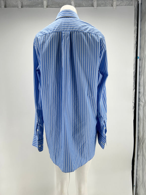 Chemise bleue à rayures blanches