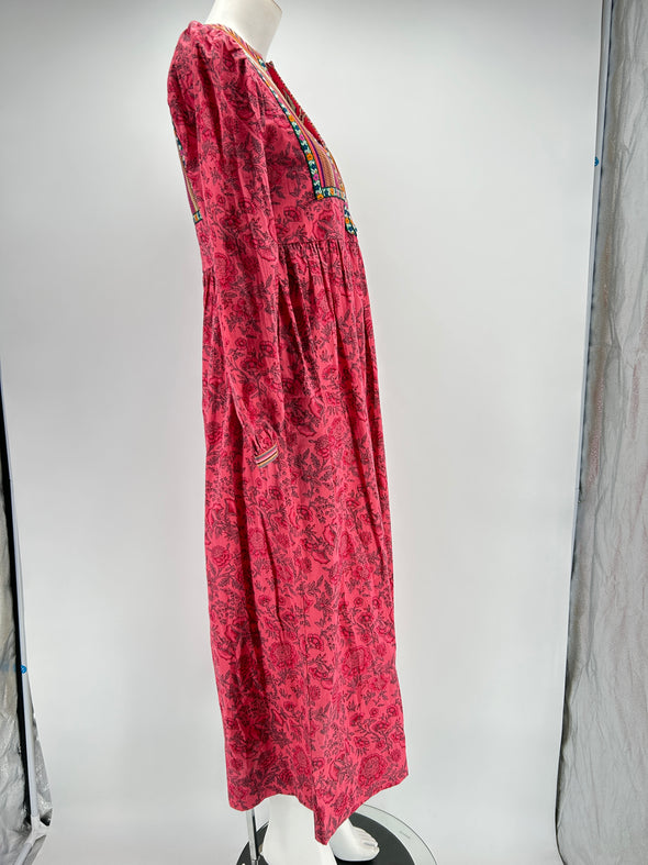 Robe "Winifred" longue rose avec imprimés floraux