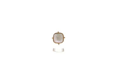 Bague dorée et pierre semi-précieuse