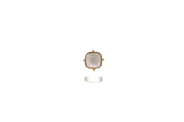 Bague dorée et pierre semi-précieuse