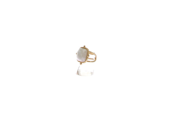 Bague dorée et pierre semi-précieuse