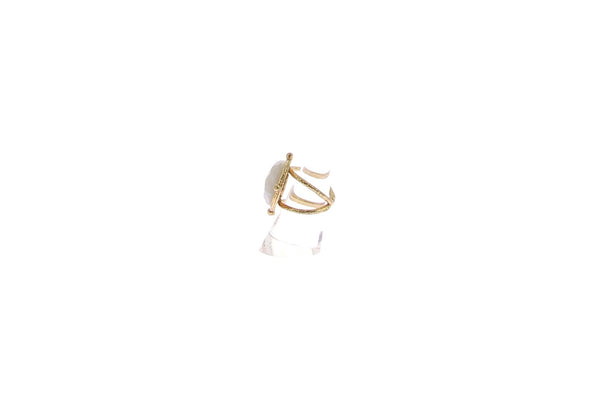 Bague dorée et pierre semi-précieuse