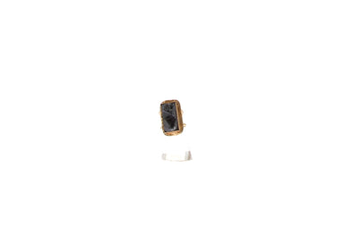 Bague dorée et pierre semi-précieuse