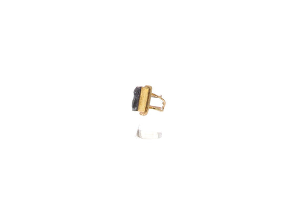 Bague dorée et pierre semi-précieuse