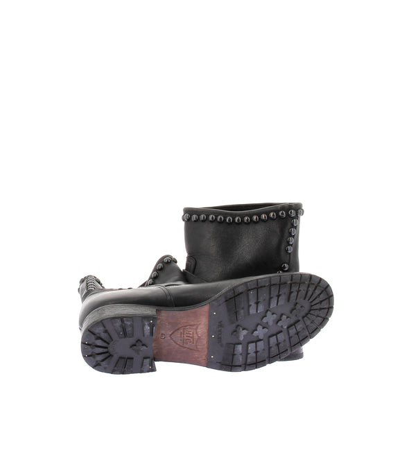 Boots cloutées