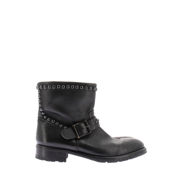 Boots cloutées