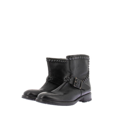 Boots cloutées