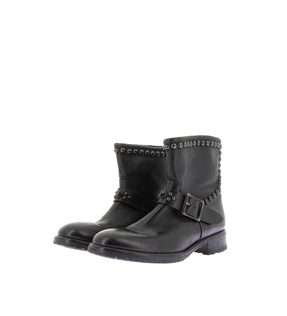 Boots cloutées