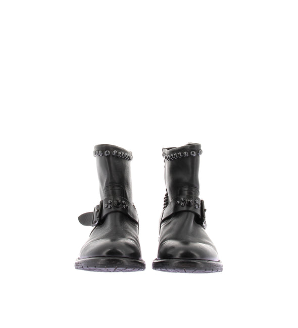 Boots cloutées