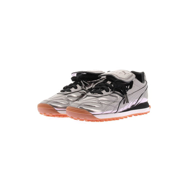 Baskets en cuir verni
