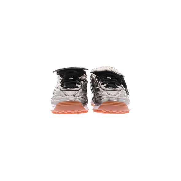 Baskets en cuir verni