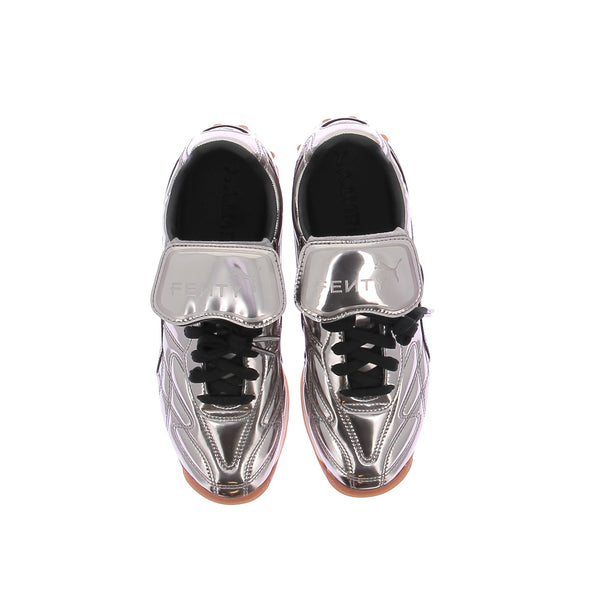 Baskets en cuir verni