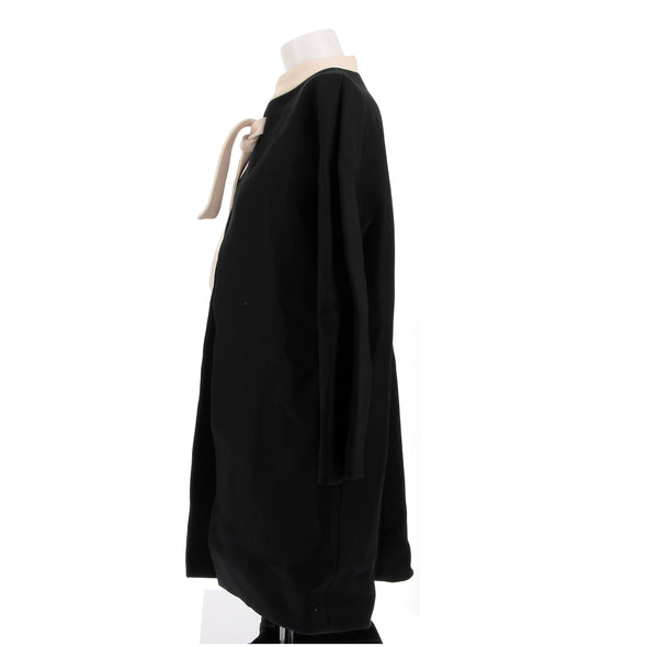 Cape noire en mélange de laine et de soie