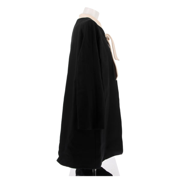 Cape noire en mélange de laine et de soie
