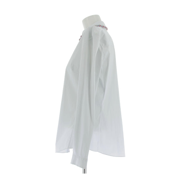 Chemisier gris clair à col brodé