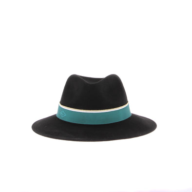 Chapeau noire en laine