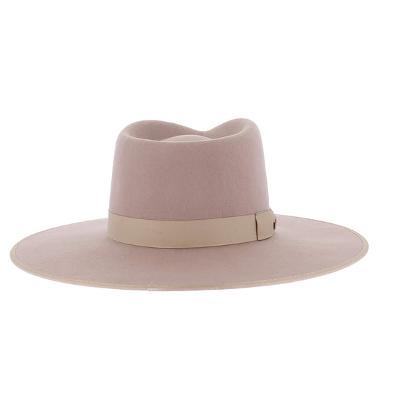 Chapeau rose en laine