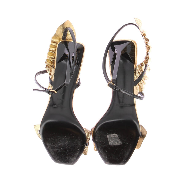 Sandales à talons en cuir embossé doré