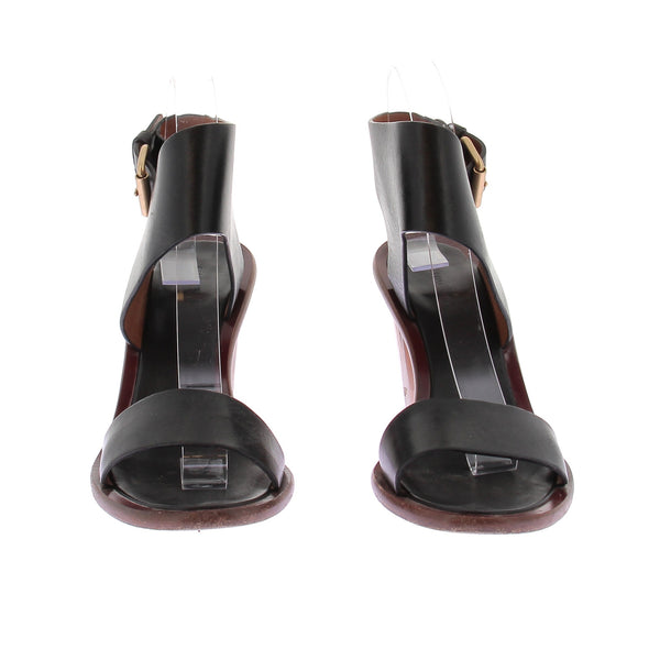 Sandales en cuir noires et talons en méta