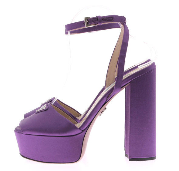 Sandales à talons violettes