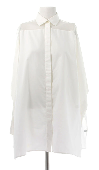 Chemise blanche avec fente sur les côtés