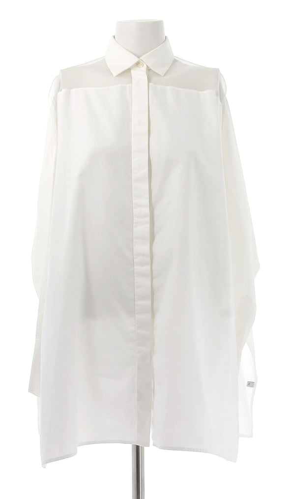 Chemise blanche avec fente sur les côtés