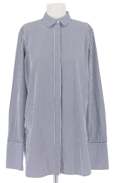 Chemise bleue à rayures blanches