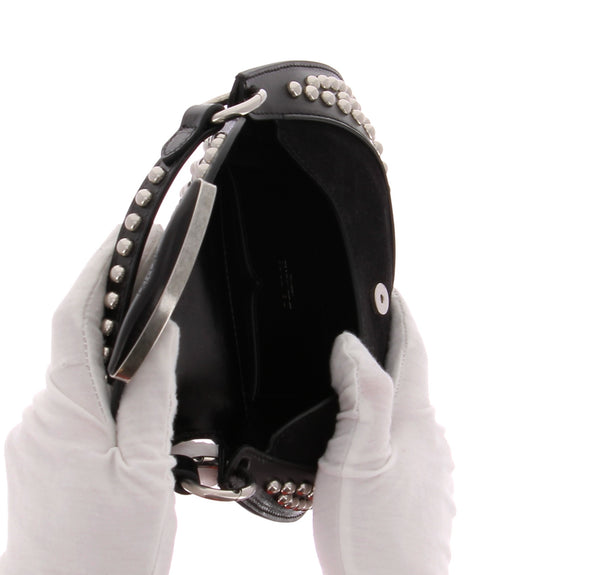 Petit sac à main noir en cuir clouté