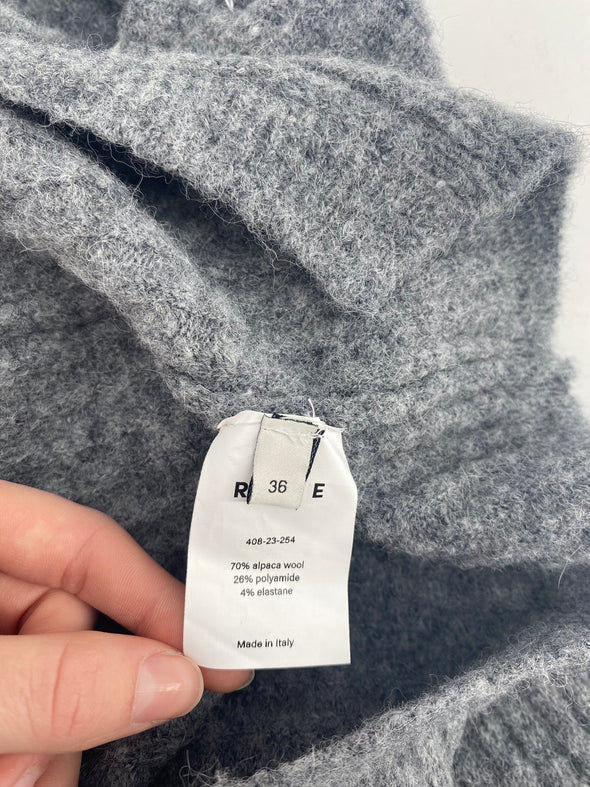 Pull gris asymétrique en laine