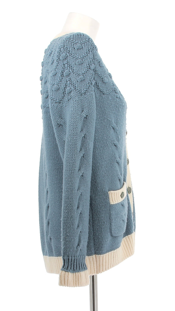 Cardigan bleu clair et crème