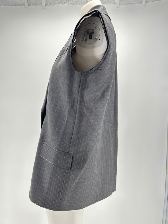 Veste de tailleur grise sans manches à fines rayures