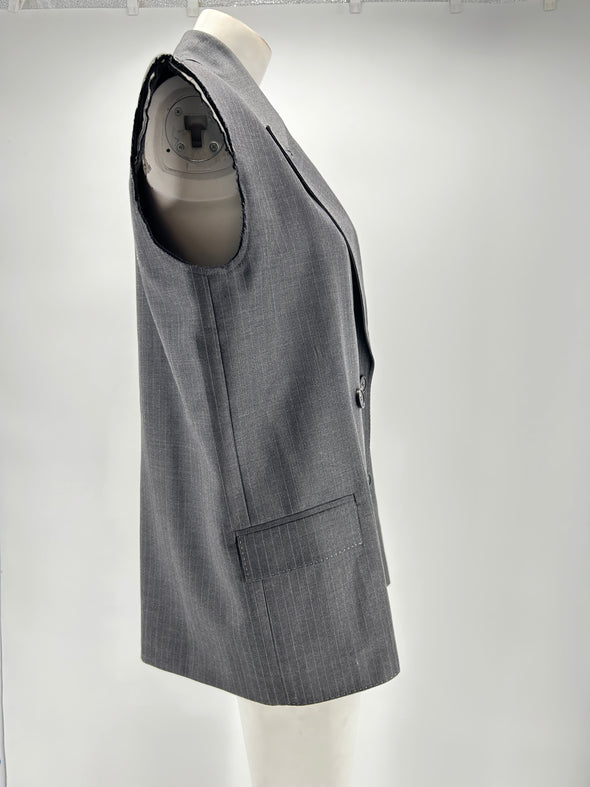 Veste de tailleur grise sans manches à fines rayures
