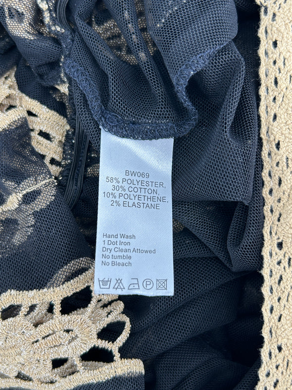 Robe dorée et noire