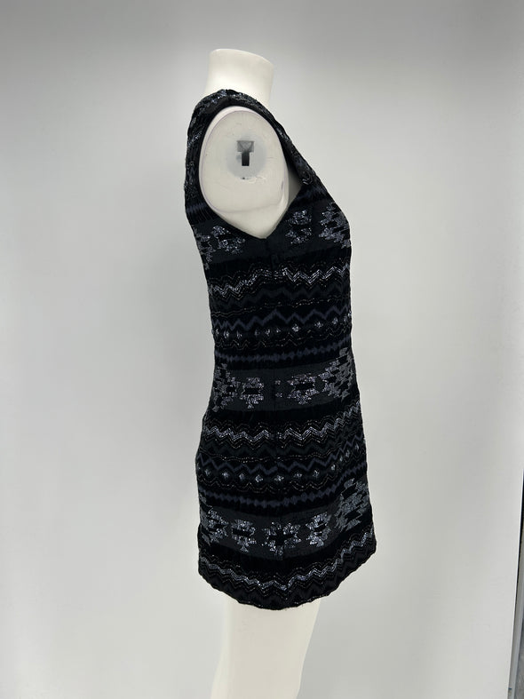 Robe noire perlée