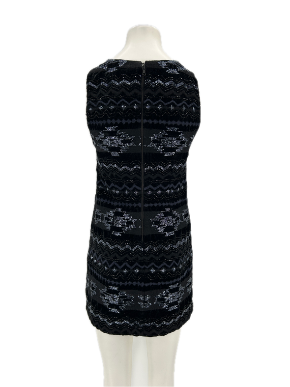 Robe noire perlée