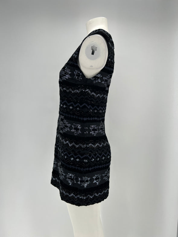 Robe noire perlée