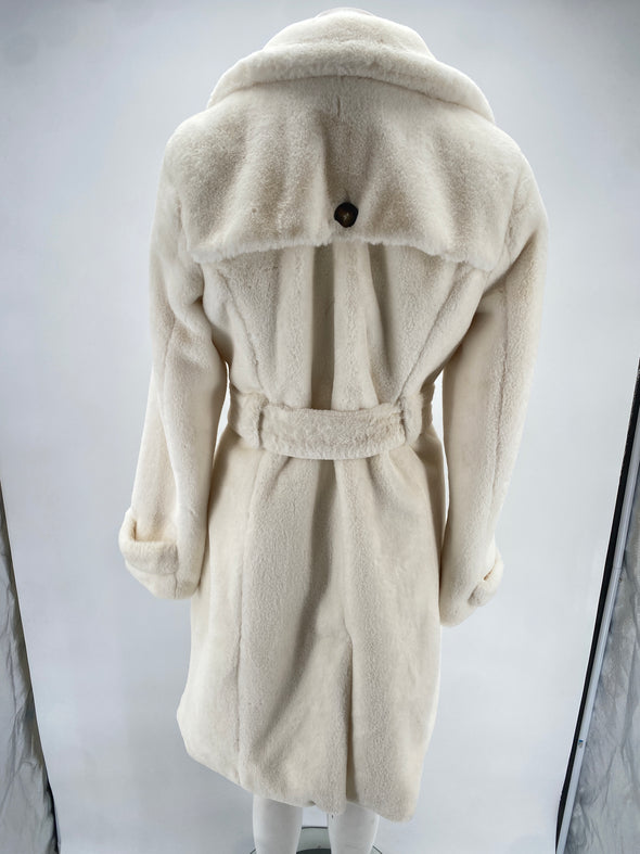 Manteau blanc en fausse fourrure