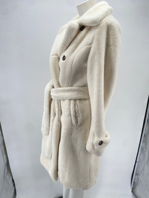 Manteau blanc en fausse fourrure