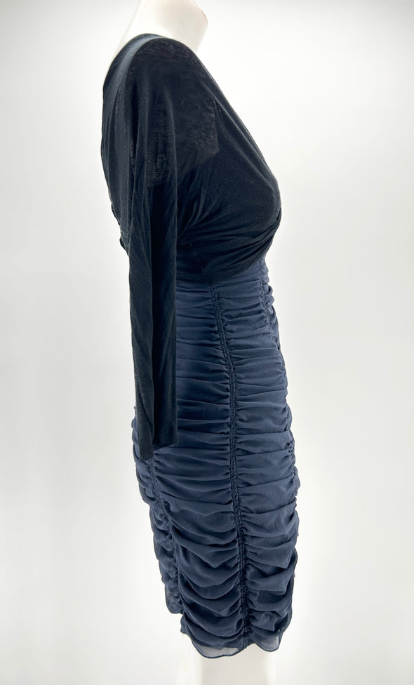 Robe courte plissée noire et bleue