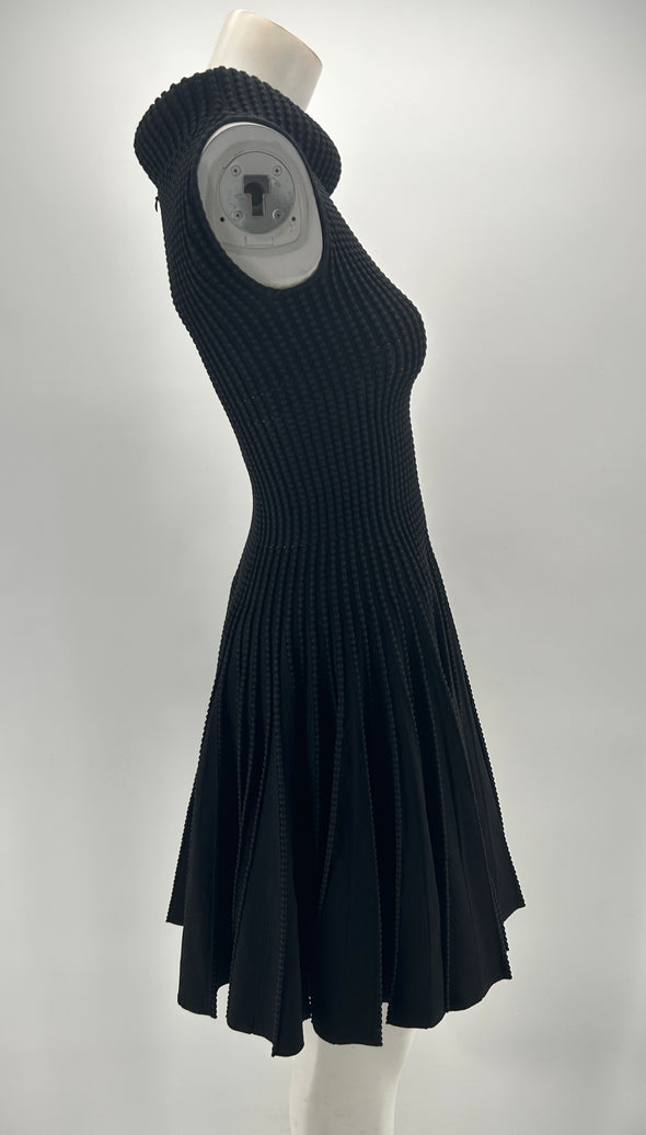 Robe noire plissée et évasée