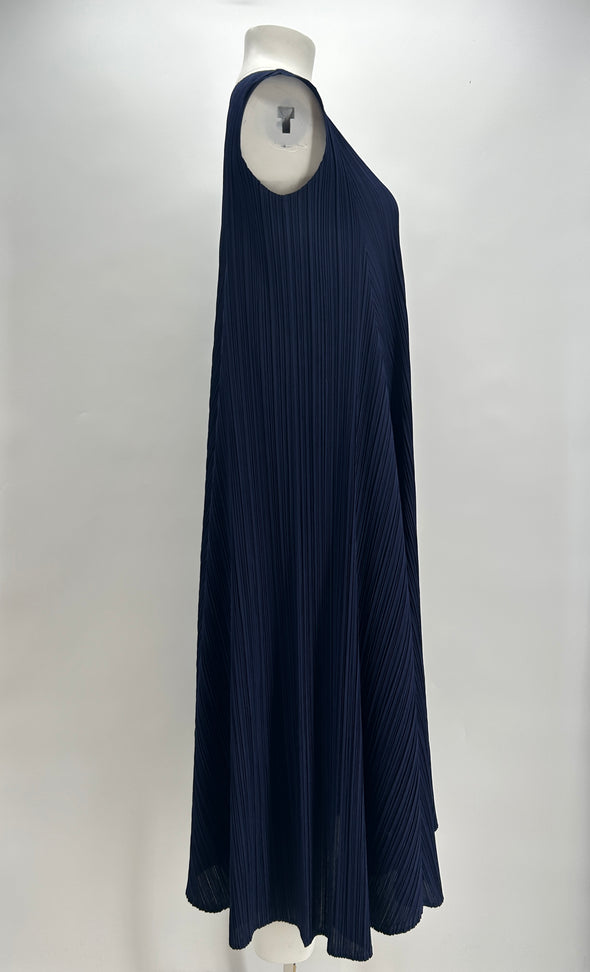 Robe longue bleue plissée