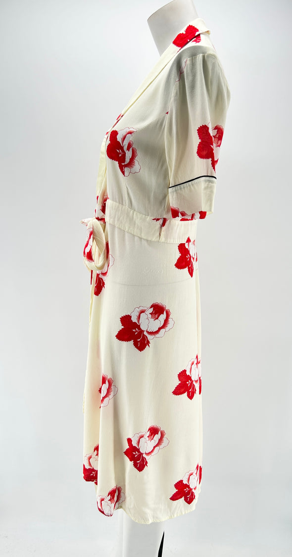 Robe blanche à fleurs rouges