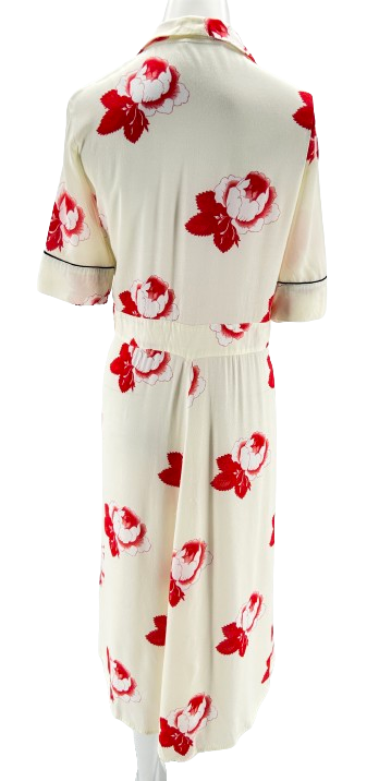 Robe blanche à fleurs rouges