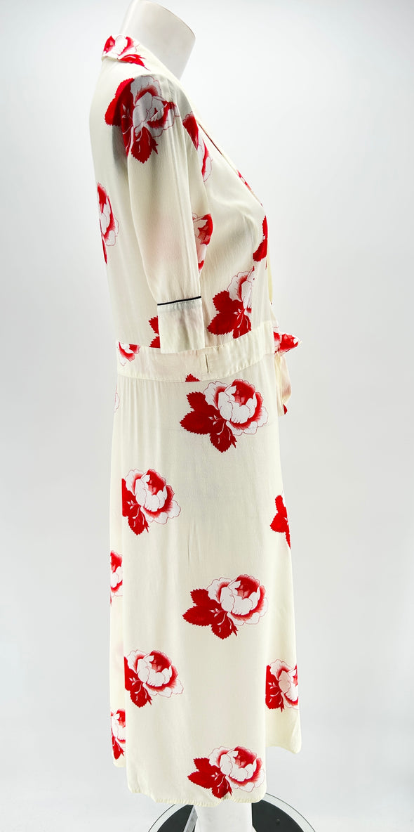 Robe blanche à fleurs rouges