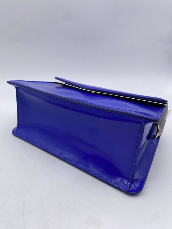 Sac à main en cuir vernis bleu