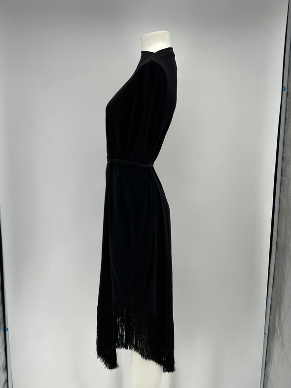 Robe noire à franges