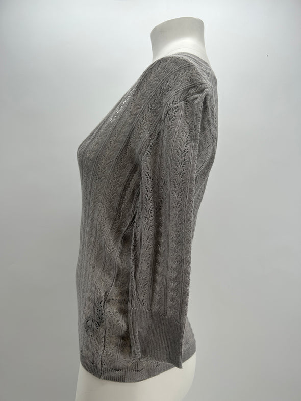Top gris en maille ajourée