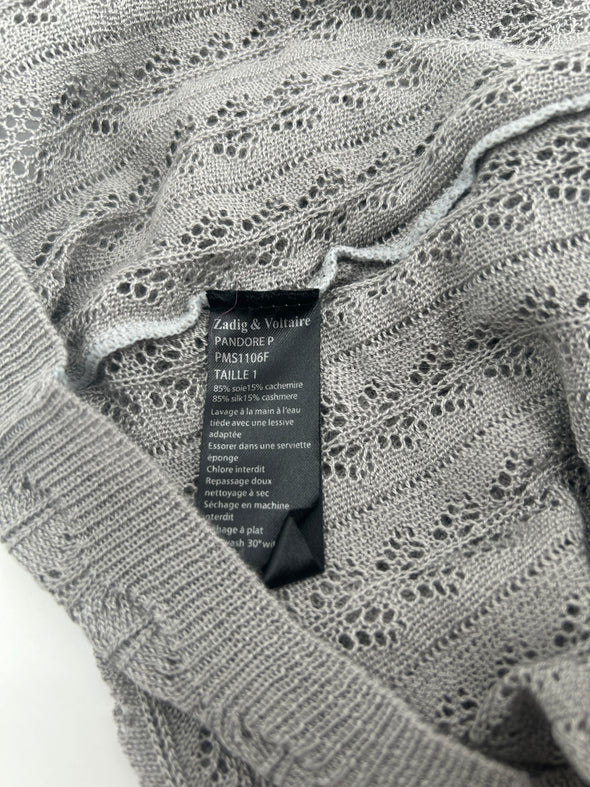 Top gris en maille ajourée