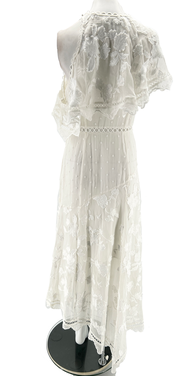 Robe blanche asymétrique en dentelle