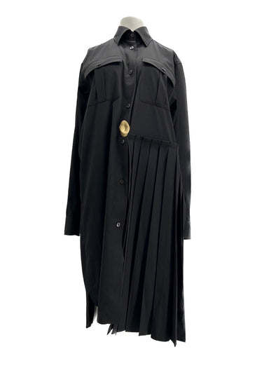 Robe noire avec boucle dorée